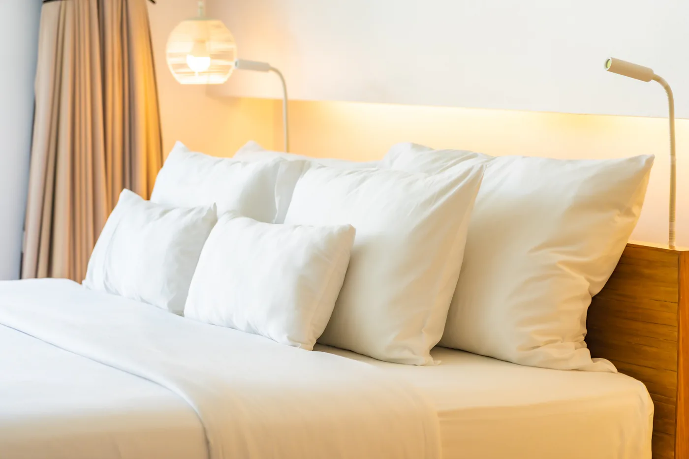 Cama arrumada com roupa de cama branca